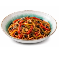 Onze pasta gambarotta is een vegatarisch pasta. De pasta bestaat uit paprika, champignons, ui, olijven en tomaat in huisgemaakte tomatensaus.