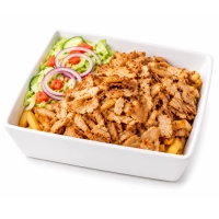 Onze grote kapsalon kipdoner bestaat uit friet, kipdoner, salade en afgemaakt met gesmolten kaas en saus naar keuze.