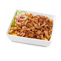Onze kapsalon shoarma bestaat uit friet, shoarma, salade en afgemaakt met gesmolten kaas en saus naar keuze.