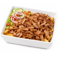 Onze grote kapsalon shoarma bestaat uit friet, shoarma, salade en afgemaakt met gesmolten kaas en saus naar keuze.