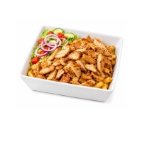 Onze kapsalon kipfilet bestaat uit friet, kipfilet, salade en afgemaakt met gesmolten kaas en saus naar keuze.