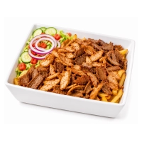 Onze kapsalon mix bestaat uit friet, doner- en kipdoner salade en afgemaakt met gesmolten kaas en saus naar keuze.