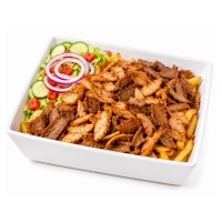 Onze grote kapsalon mix bestaat uit friet, doner- en kipdoner salade en afgemaakt met gesmolten kaas en saus naar keuze.