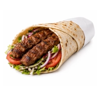 Durum met een adana spies van de houtskoolgril met sla ui stukjes tomaat.