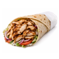 Durum met gemaneerd stukjes kipfliet van de houtskoolgrill met salade.