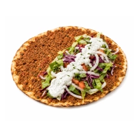 Lahmacun met salade en saus naar keuze.