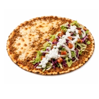 Lahmacun met kaas salade en saus naar keuze. 