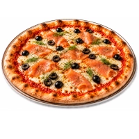 Tomatensaus, kaas, zalm en olijven.<br>